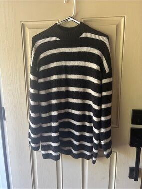H&M Women's Black and White Striped Crewneck Sweater